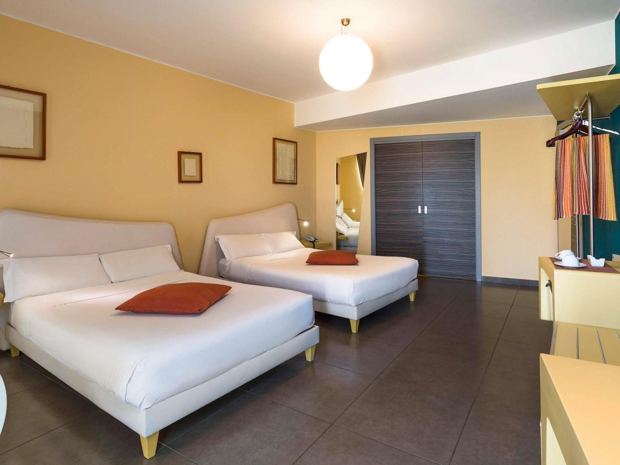 Отель Ibis Styles Catania Ачиреале Экстерьер фото