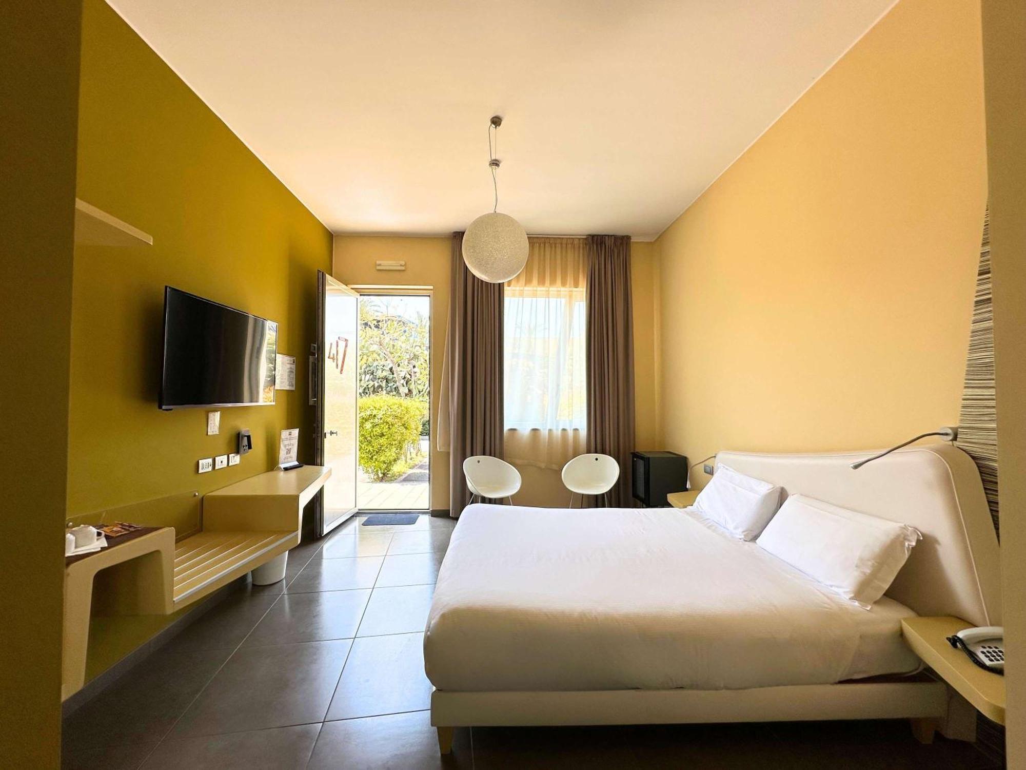 Отель Ibis Styles Catania Ачиреале Экстерьер фото