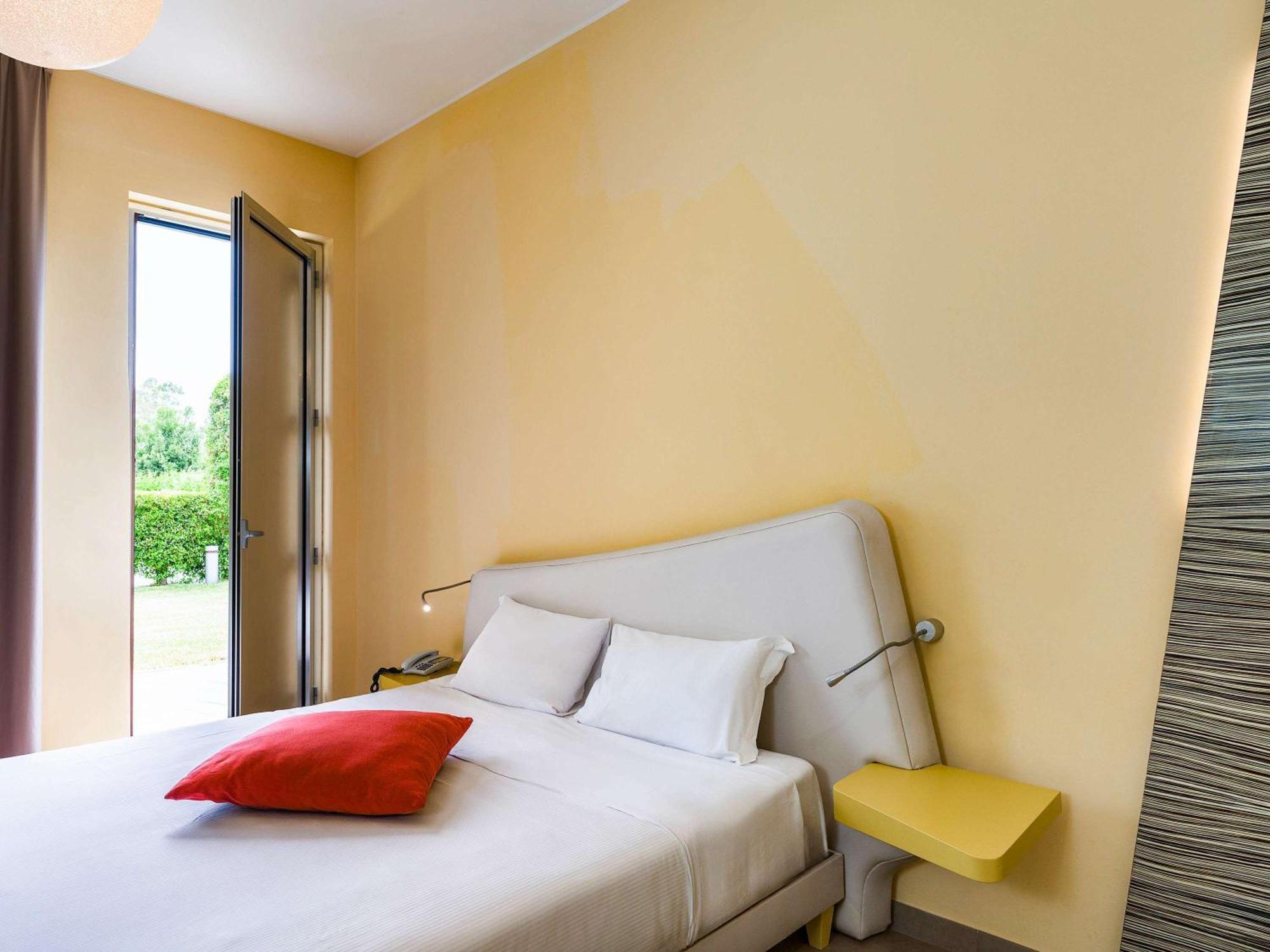 Отель Ibis Styles Catania Ачиреале Экстерьер фото